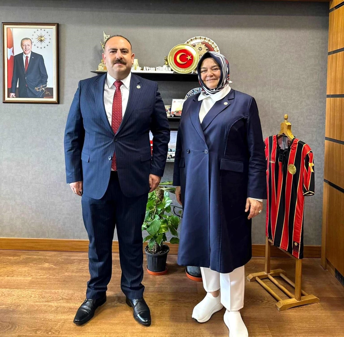 İnönü Belediye Başkanı Serhat Hamamcı, AK Parti Eskişehir Milletvekili Prof. Dr. Ayşen Gürcan\'ı ziyaret etti