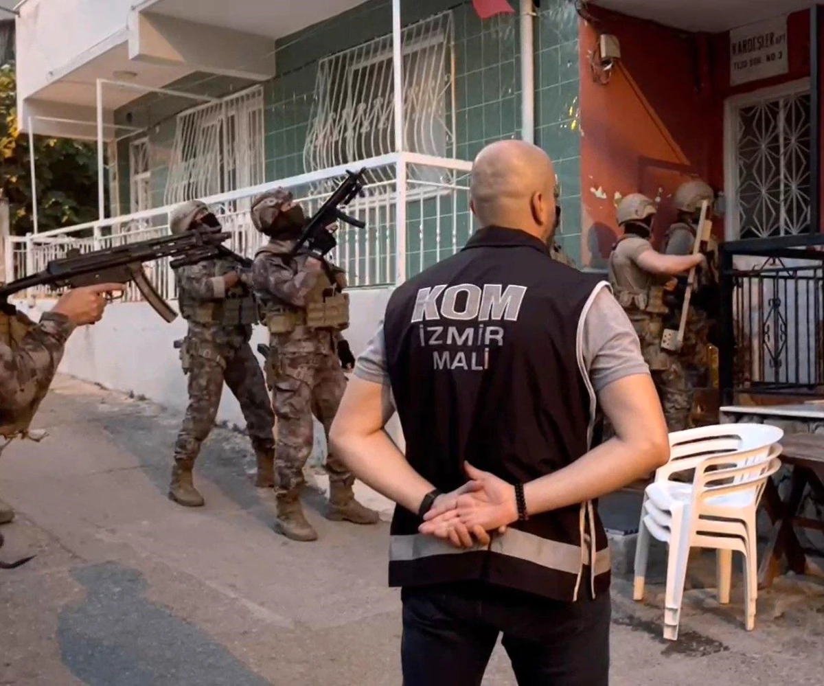 İzmir\'de Tefecilere Operasyon: 40 Şüpheli Gözaltına Alındı