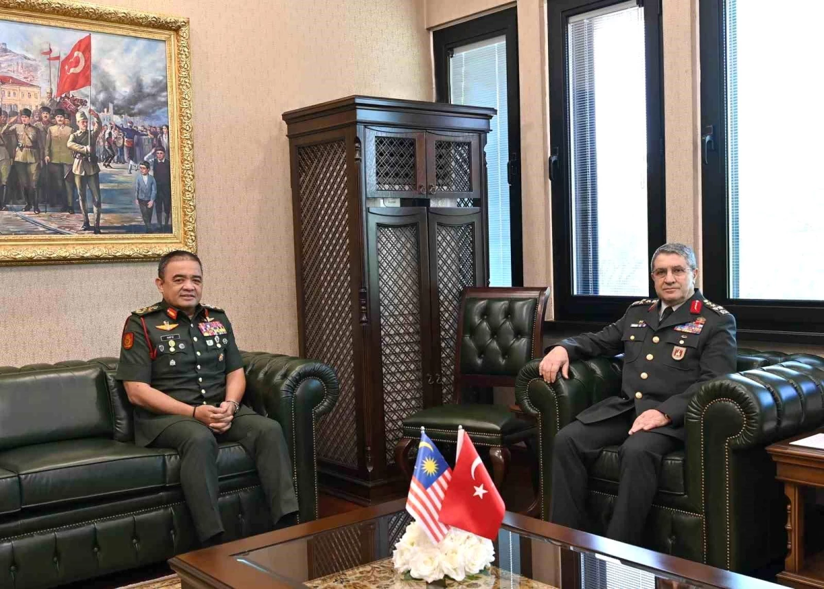 Kara Kuvvetleri Komutanı Orgeneral Selçuk Bayraktaroğlu, Malezya Kara Kuvvetleri Komutanı ile bir araya geldi