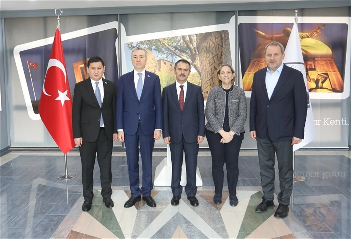 Kazakistan\'ın Ankara Büyükelçisi Çanakkale Valisi\'ni ziyaret etti