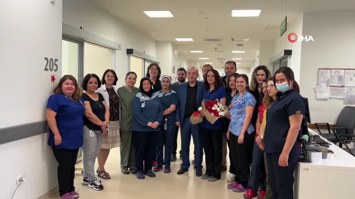 Manisa Şehir Hastanesi Yılın Hemşiresini Tebrik Ediyor