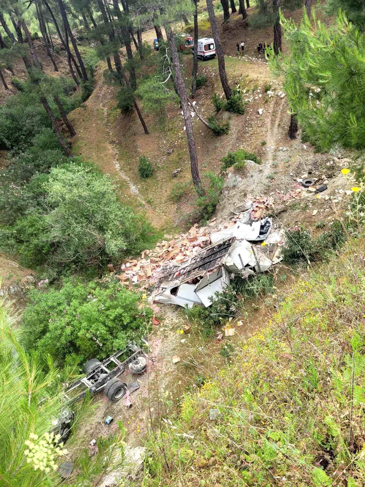 Muğla\'nın Milas ilçesinde tır uçurumdan yuvarlandı, sürücü hayatını kaybetti