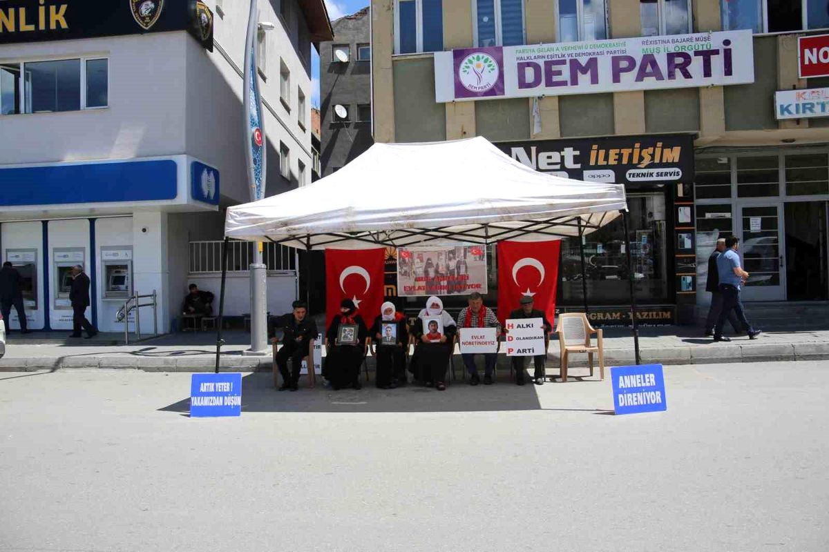 Muş\'ta çocukları terör örgütü PKK tarafından kaçırılan aileler eylemlerini sürdürüyor