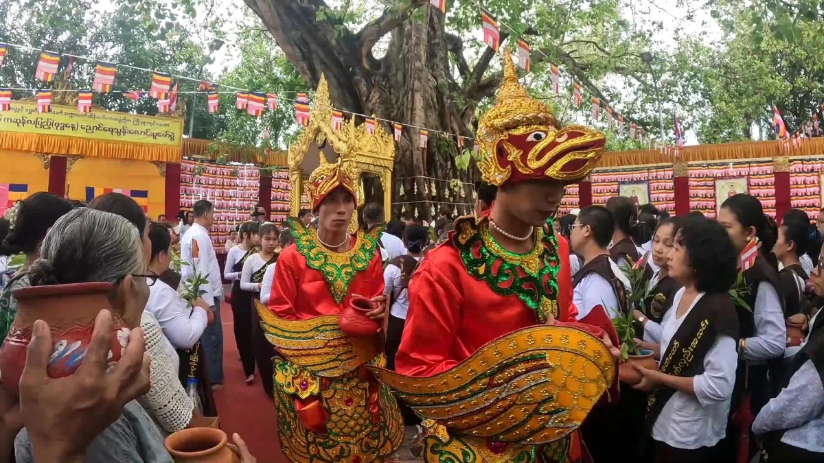 Myanmar\'da Budist Hacılar Kason Su Dökme Festivaline Katıldı