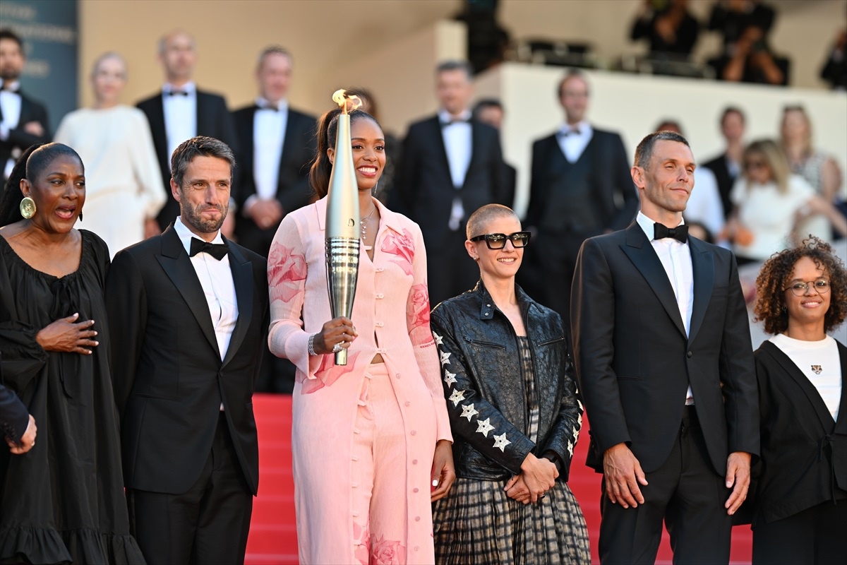Fransa\'da Paris 2024 Olimpiyat Oyunları\'nın açılışına kadar Olimpiyat meşalesi Cannes Film Festivali\'nde sergilendi