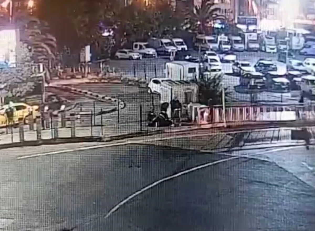Kadıköy\'de Cinayetten Aranan Şahıs Polisle Arbede Yaşarken Kendini Vurdu