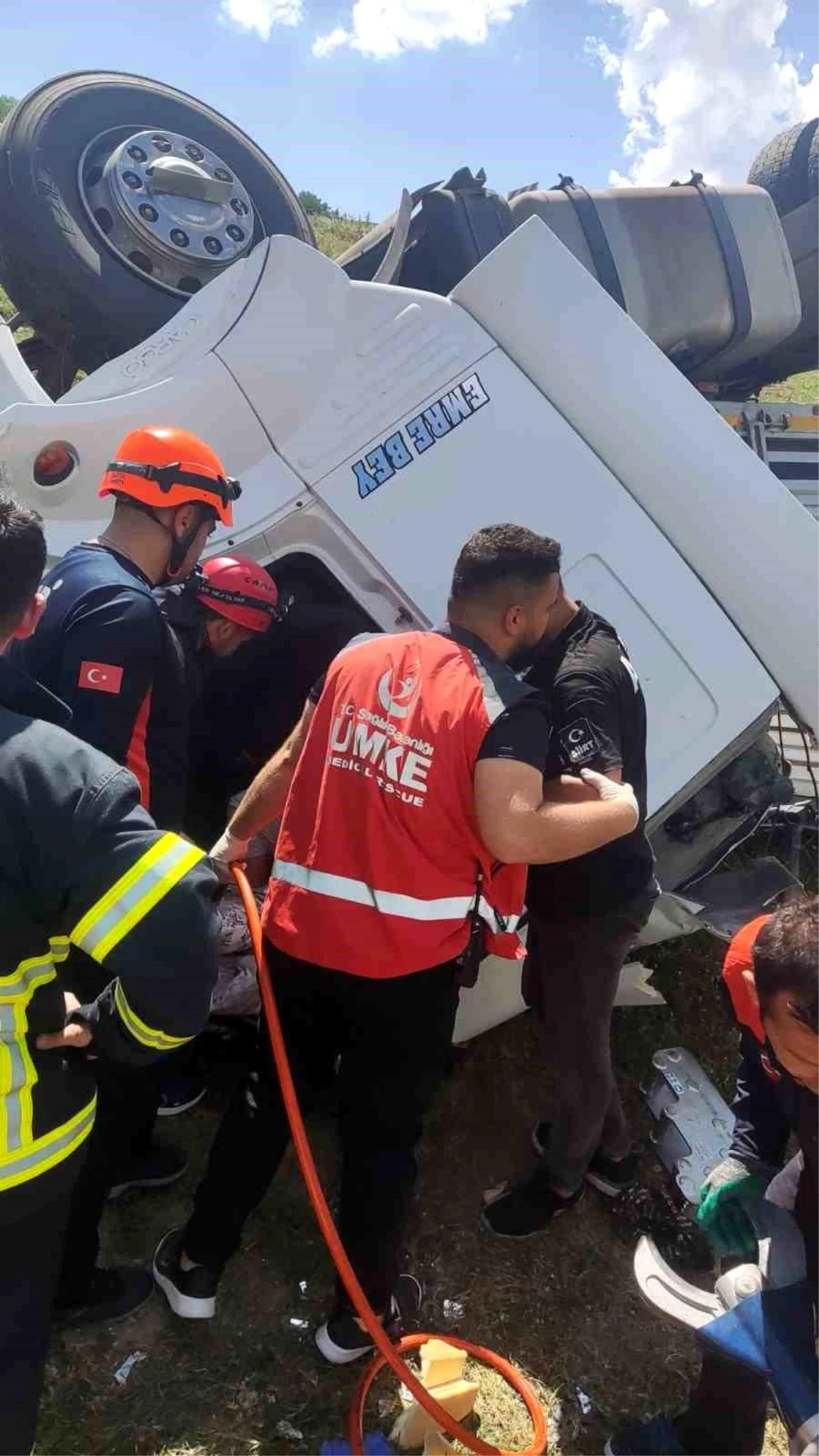 Siirt\'te tırın şarampole devrilmesi sonucu 1 kişi öldü, 1 kişi yaralandı