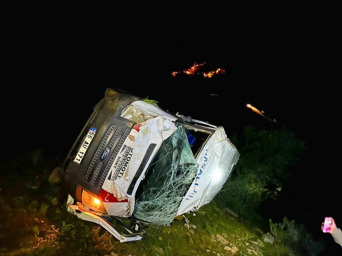 Siirt\'in Şirvan ilçesinde minibüs şarampole devrildi: 1\'i ağır, 3 yaralı