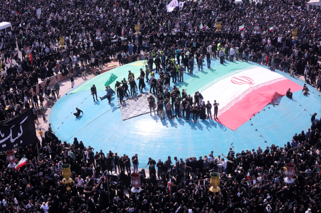 Tahran böyle kalabalık görmedi! Reisi'nin cenazesinde izdiham yaşandı, bayılanlar oldu