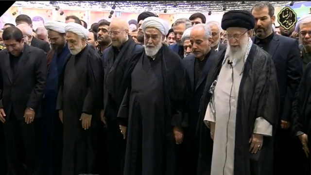 Tahran'da mahşeri kalabalık Reisi'yi uğurlamak için toplandı