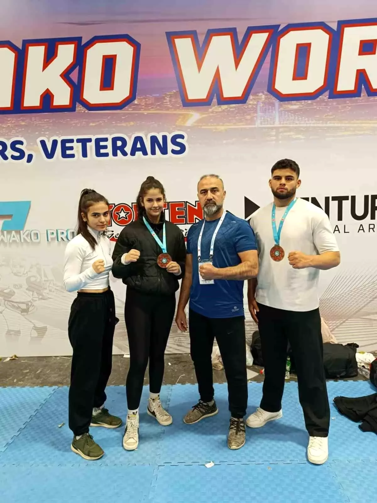 Salihlili sporcular WAKO Kick Boks Dünya Kupası\'nda dünya üçüncüsü oldu