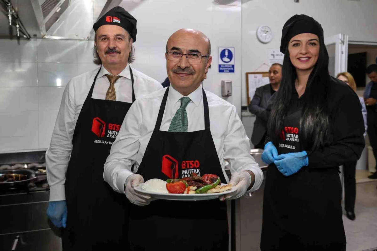 Vali Mahmut Demirtaş, Türk Mutfağı Haftası\'nda pideli köfteyi hazırladı