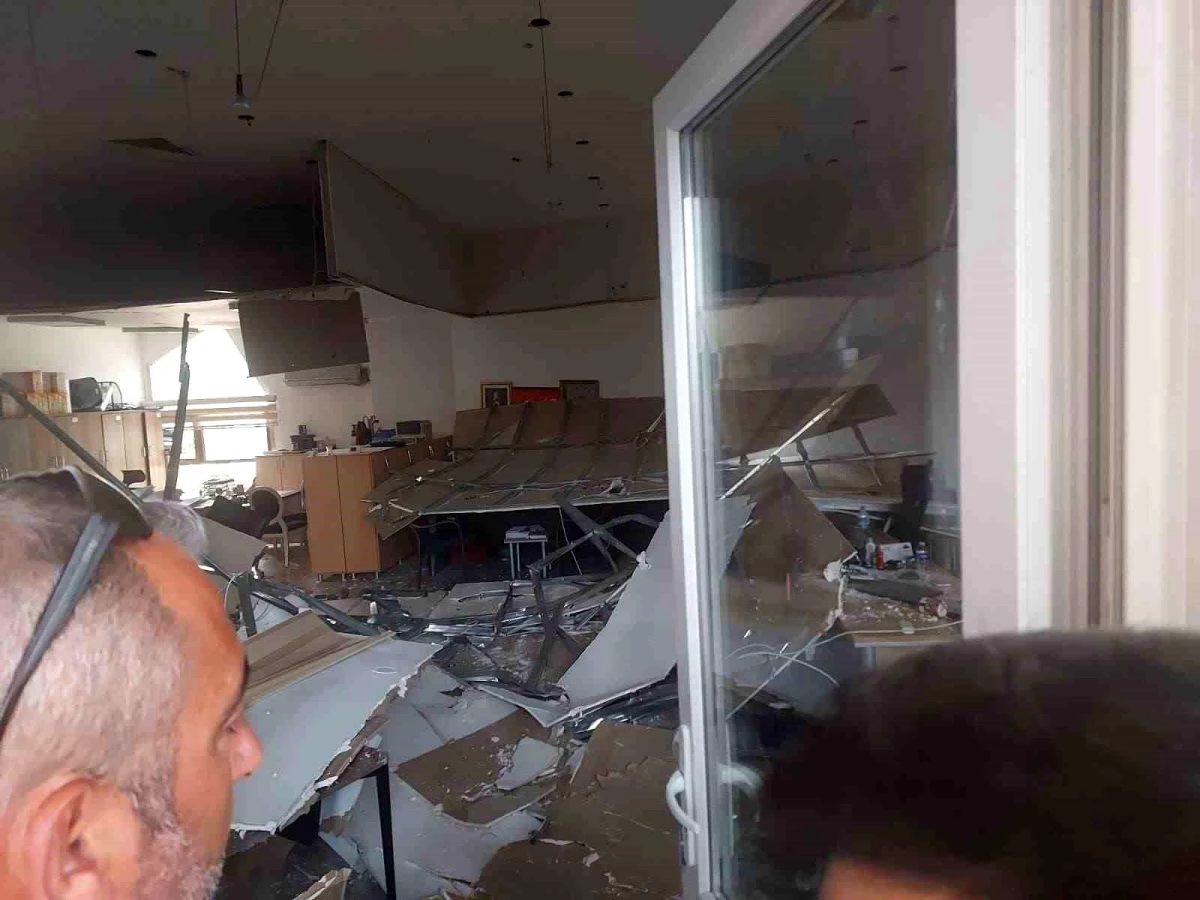 Yalova Belediyesi Nikah Dairesi\'nde Tavan Çöktü, 4 Kişi Yaralandı