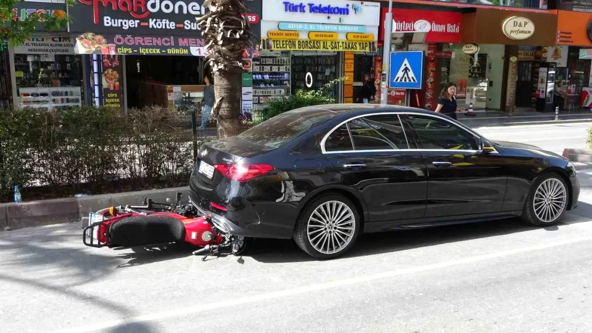 Antalya\'da Lüks Otomobil Yaya Geçidini Görünce Kendini Kilitleyip Motosiklete Çarptı