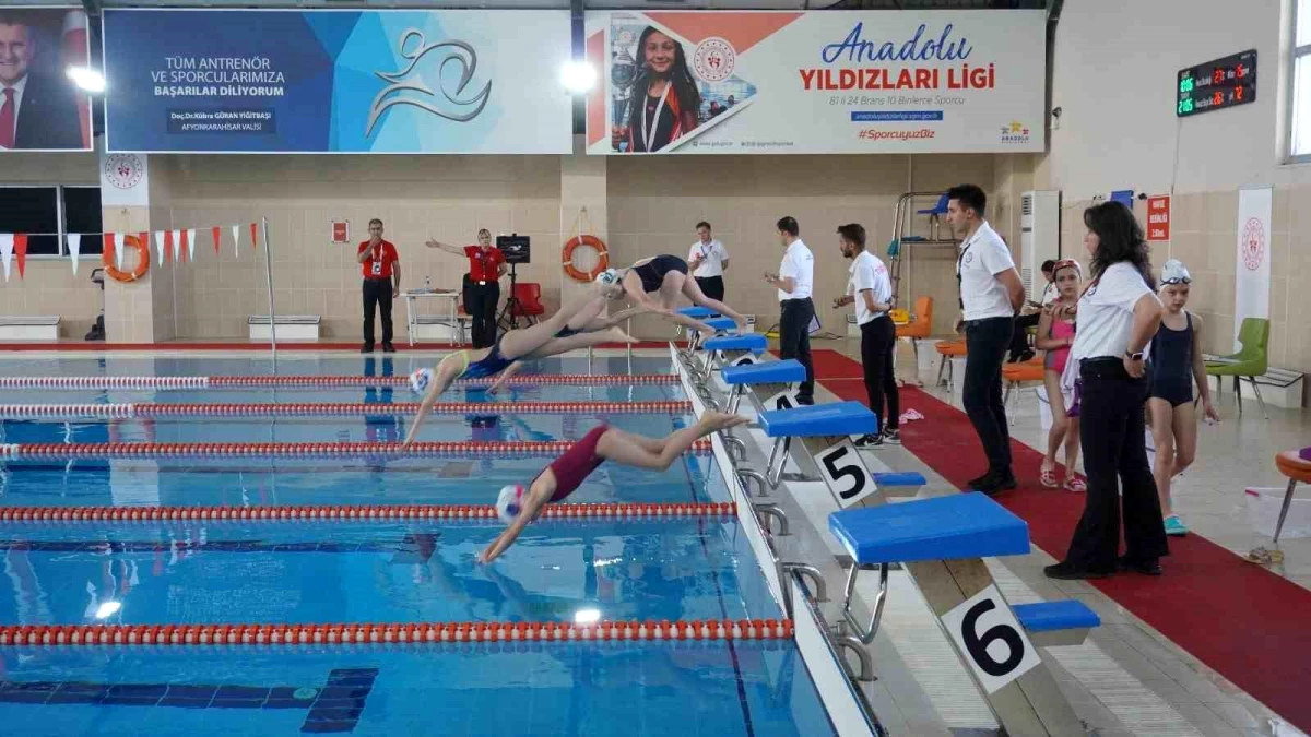 Afyonkarahisar\'da Atatürk\'ü Anma Gençlik ve Spor Bayramı Yüzme Müsabakaları Başladı