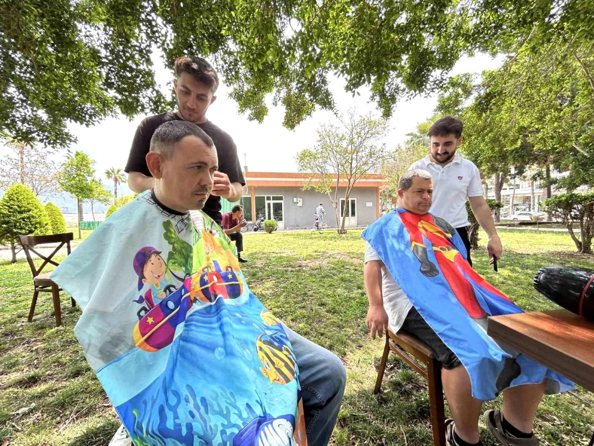 Engelli Bireyleri Ücretsiz Tıraş Eden Kuaför Gönülleri Kazandı