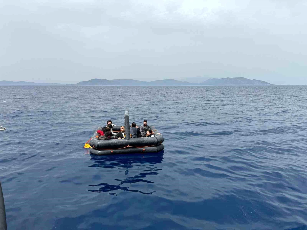 Kuşadası\'nda Yunan unsurları tarafından geri itilen göçmenler kurtarıldı