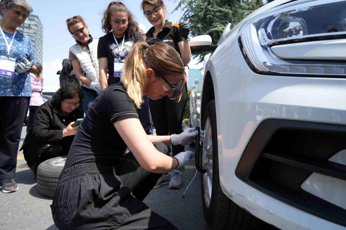 Bakırköy\'de Kadınlar İçin Lastik Değişimi ve Araç Bakım Atölyesi Düzenlendi