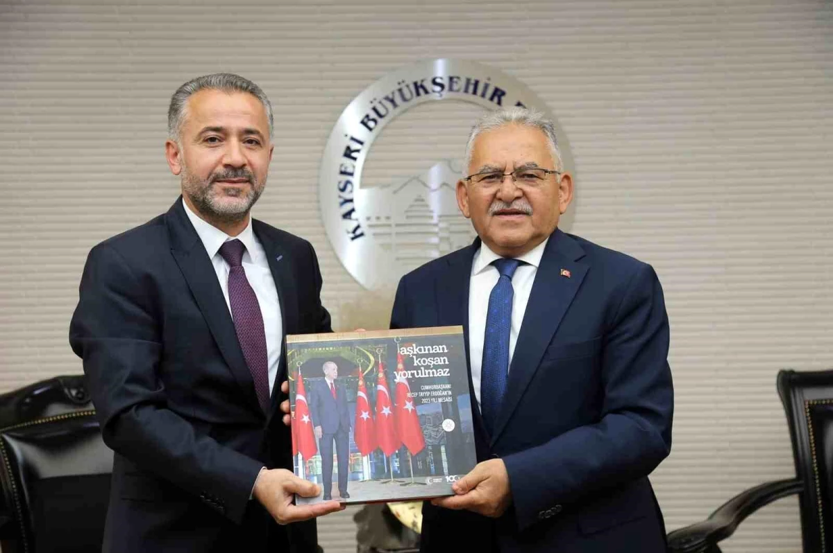 Kayseri Büyükşehir Belediye Başkanı Dr. Memduh Büyükkılıç, ziyaretçilerini makamında ağırlamaya devam ediyor