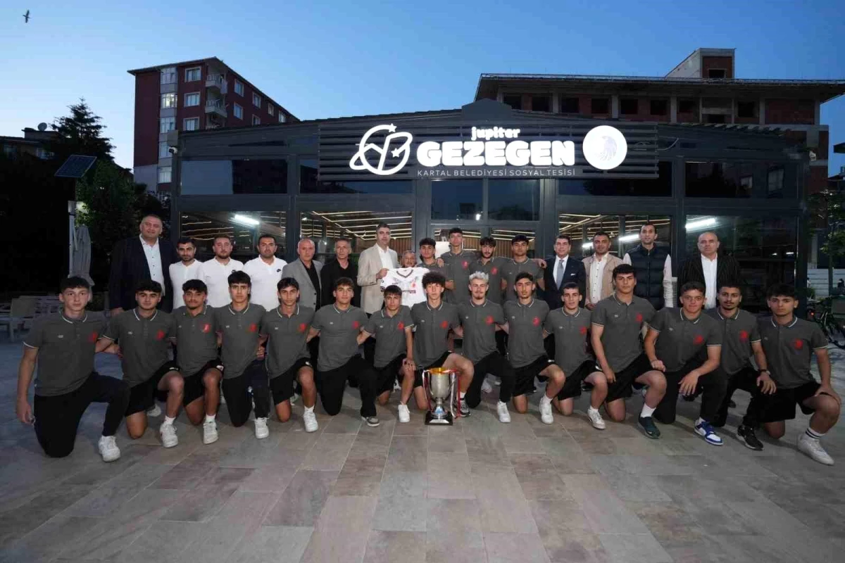 Kartalspor U-18 Takımı Futbolcuları Başkan Yüksel ile Buluştu