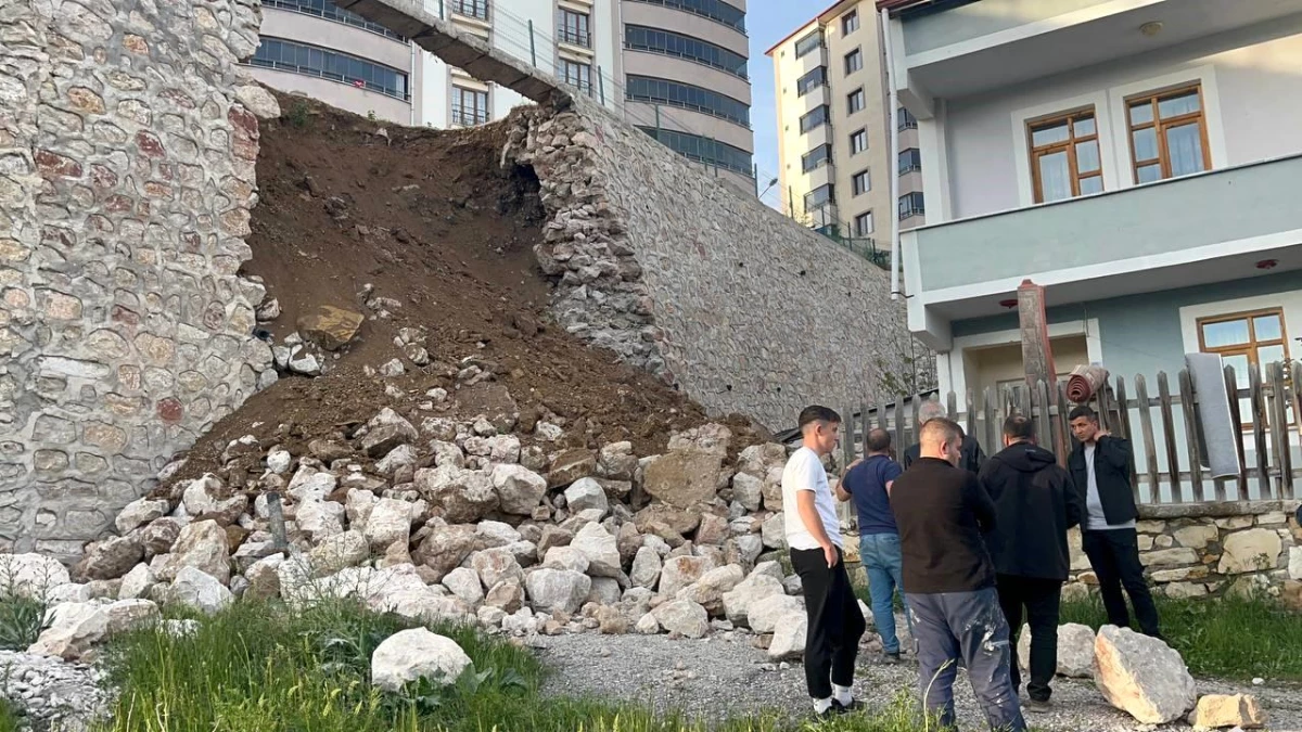 Bayburt\'ta Çocuk Oyun Parkı İçerisinde İstinat Duvarı Çöktü