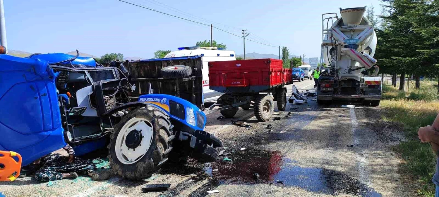 Afyonkarahisar Dinar\'da Beton Mikseri ile Traktör Çarpıştı: 3 Yaralı