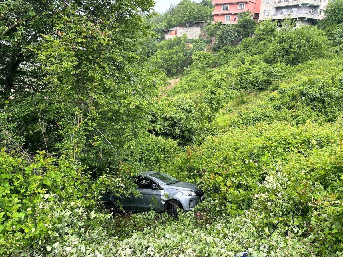 Zonguldak\'ta Otomobil Şarampole Devrildi, Sürücü Yaralandı