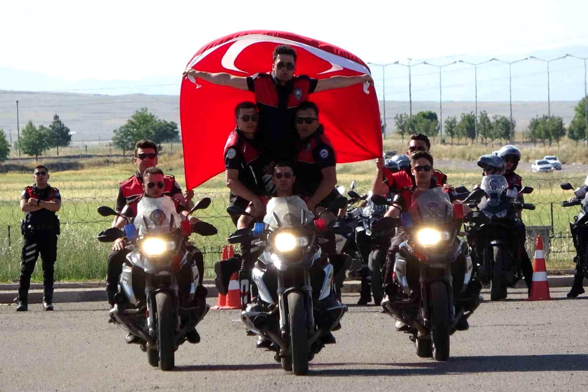 Diyarbakır\'da eğitimini tamamlayan Motosikletli Yunus Timi gösteri yaptı