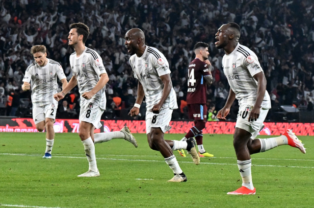 Finalde Trabzonspor'u 3-2 yenen Beşiktaş Ziraat Türkiye Kupası'nın sahibi oldu