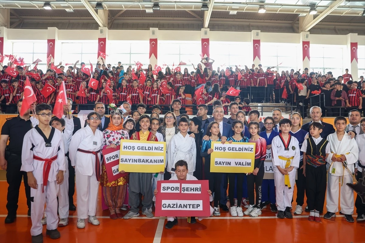 Gaziantep\'te okullara 21 bin top ve masa tenisi malzemesi dağıtıldı