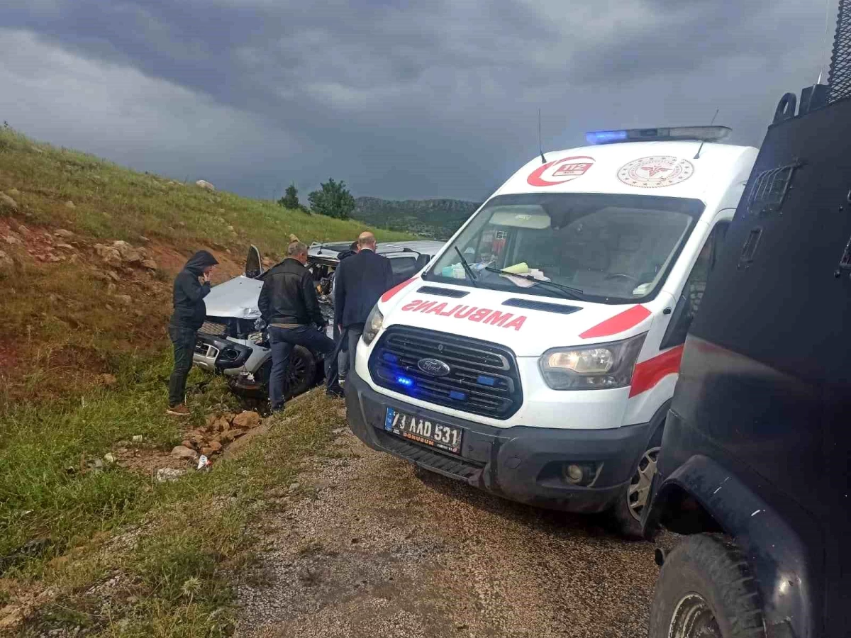 Şırnak\'ta polis aracı ile hafriyat kamyonu çarpıştı: 1 polis yaralandı