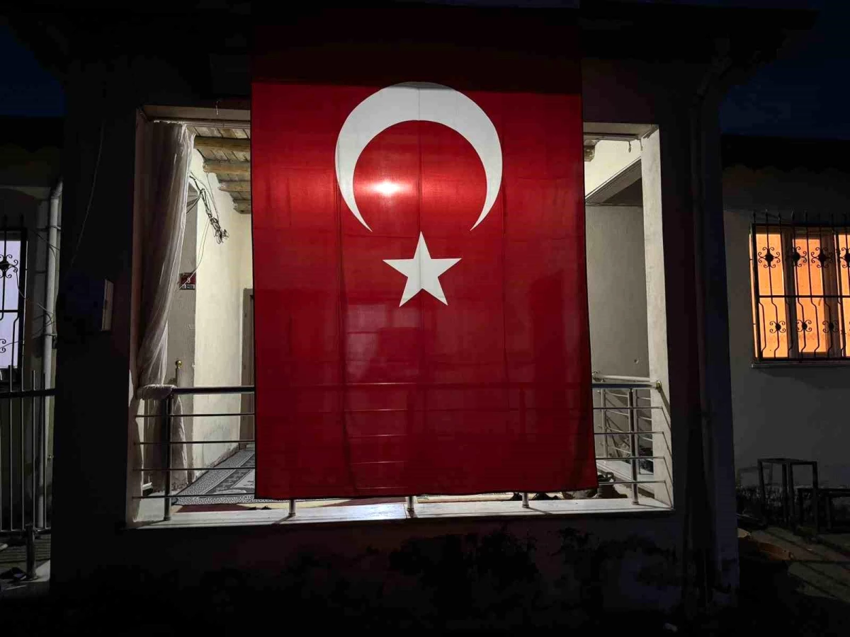 Pençe-Kilit operasyonunda şehit olan Piyade Sözleşmeli Er Vedat Zorba\'nın ailesine Türk bayrağı asıldı