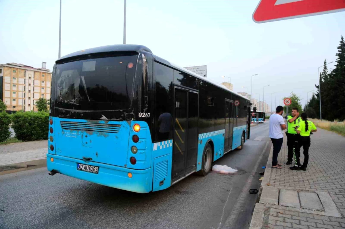 Antalya\'da halk otobüsünden düşen kadın yaralandı