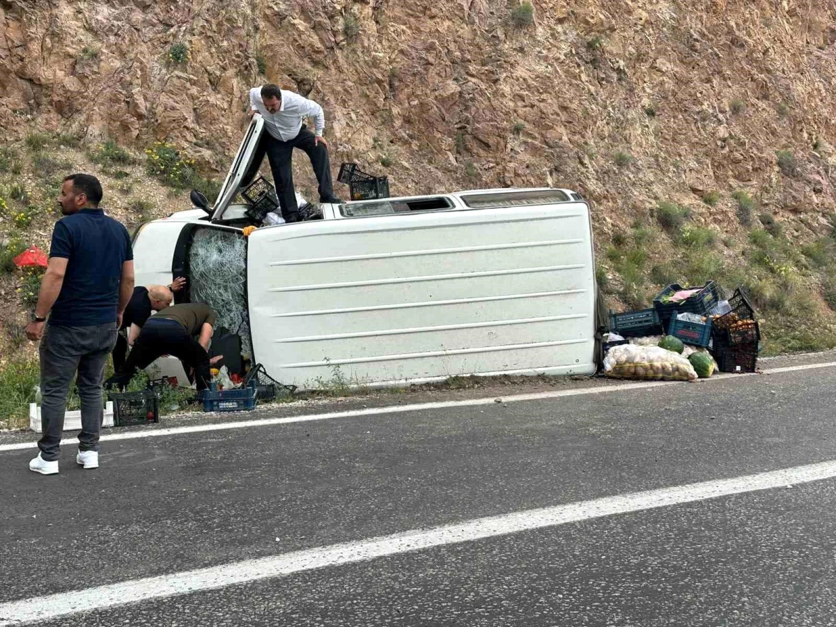Erzincan Kemah\'ta Minibüs Kazası: Sürücü Yaralandı