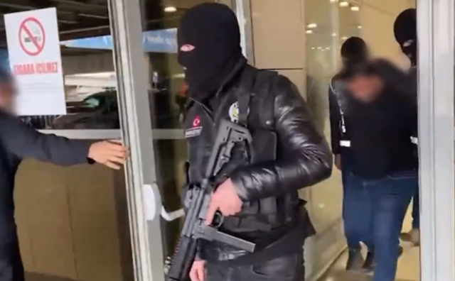 Kırmızı bültenle aranan 2 uyuşturucu baronu İstanbul'da yakalandı