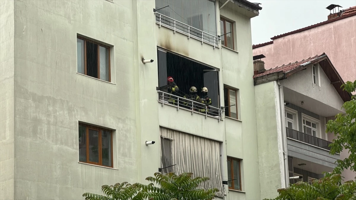 İzmit\'te yıldırım isabet etmesi sonucu çıkan yangın apartman dairesine büyük hasar verdi