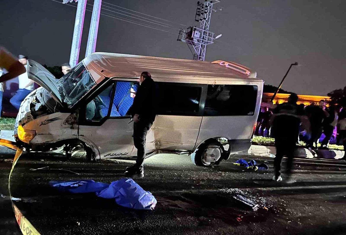 Gaziantep\'te minibüs kazası: Sürücü hayatını kaybetti