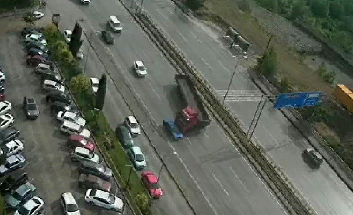 Karabük\'te Tırın Otomobile Çarptığı Kaza Güvenlik Kamerasında