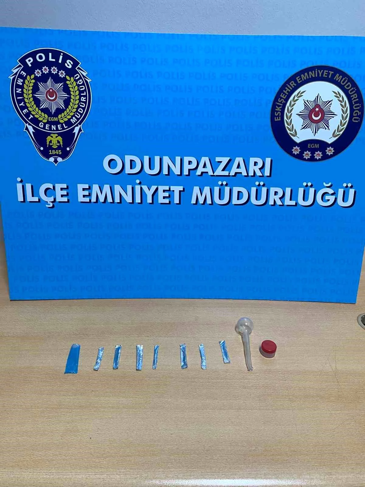 Eskişehir\'de Aranan Şahıslar Yakalandı: Metamfetamin Ele Geçirildi