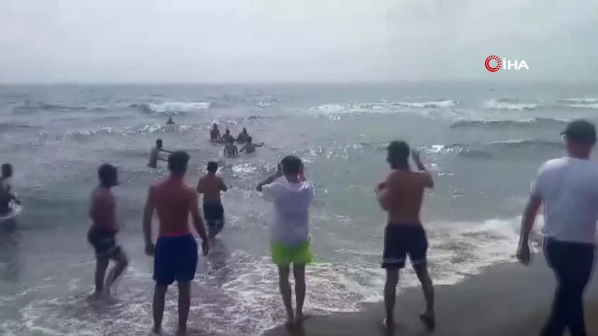 Serinlemek için arkadaşları ile girdiği denizde boğuldu