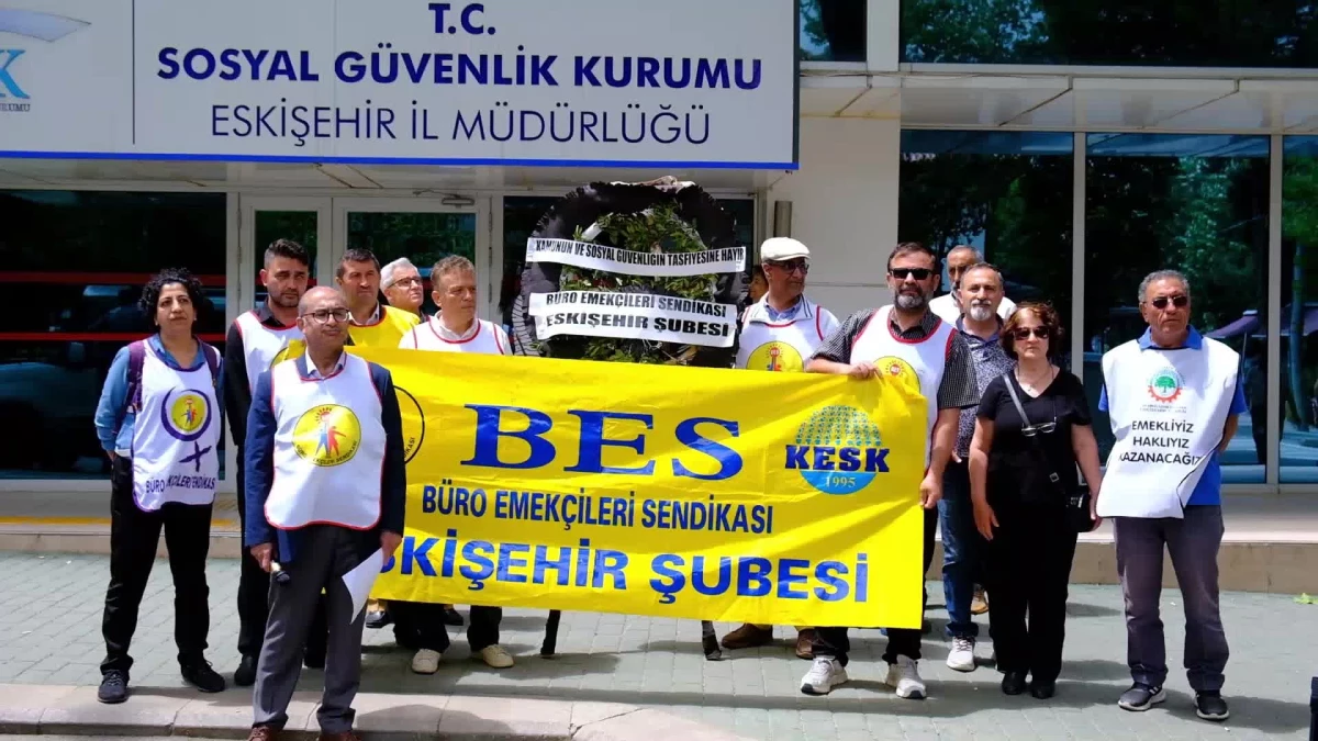 BES Eskişehir Şubesi, SGK İl Müdürlüğü önünde eylem yaptı