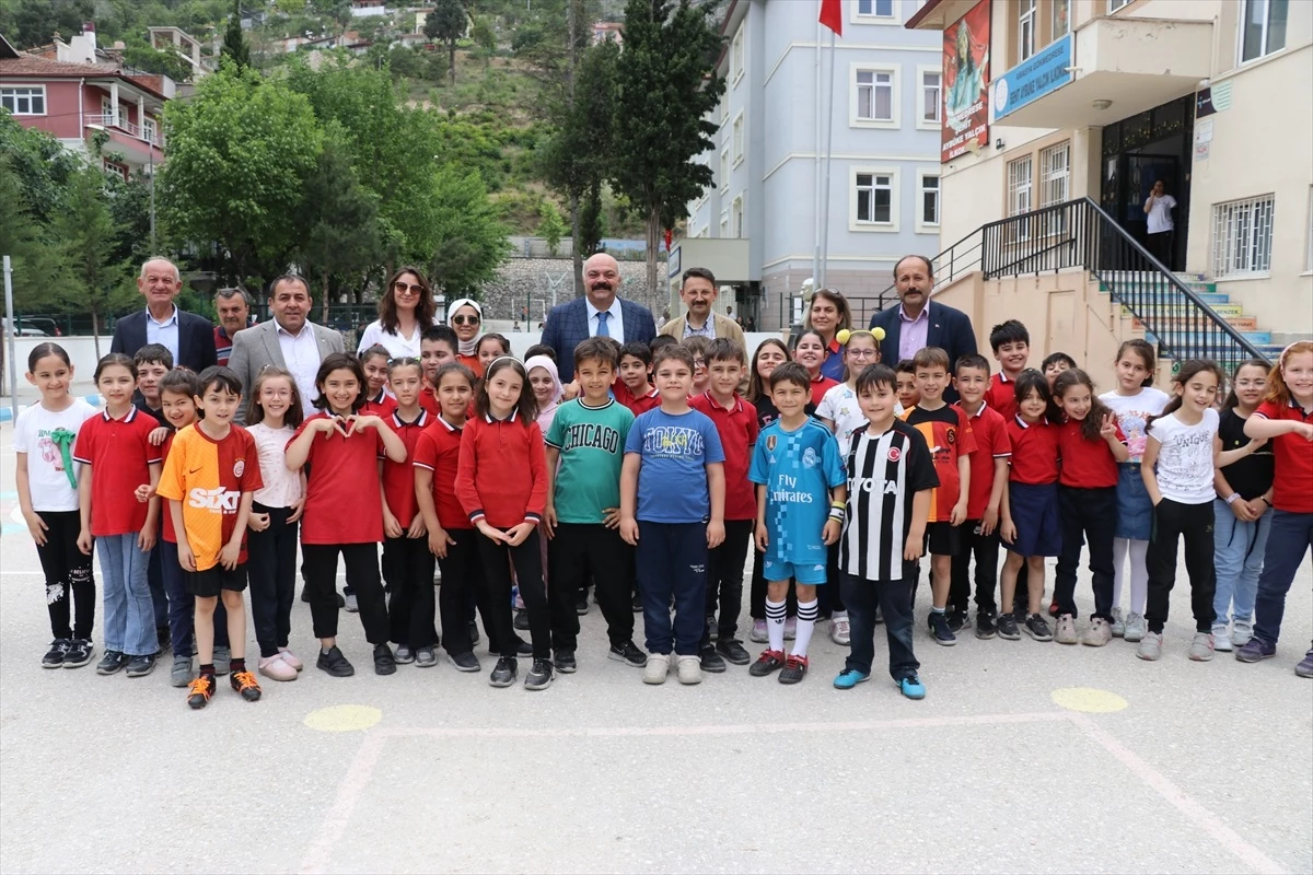 Amasya Gökmedrese Şehit Şenay Aybüke Yalçın İlkokulu öğrencisi sınıf başkanı seçildi ve Mahmut Demir\'i okula davet etti