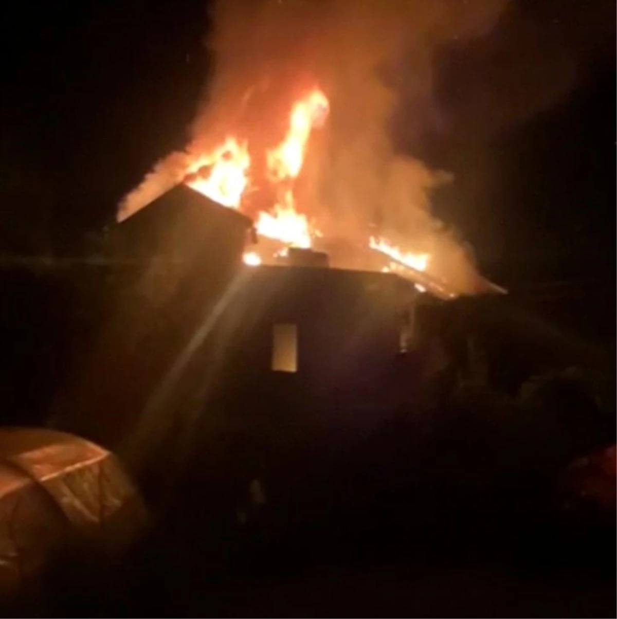 Sinop\'un Ayancık ilçesinde çıkan yangında 2 katlı ev alevlere teslim oldu