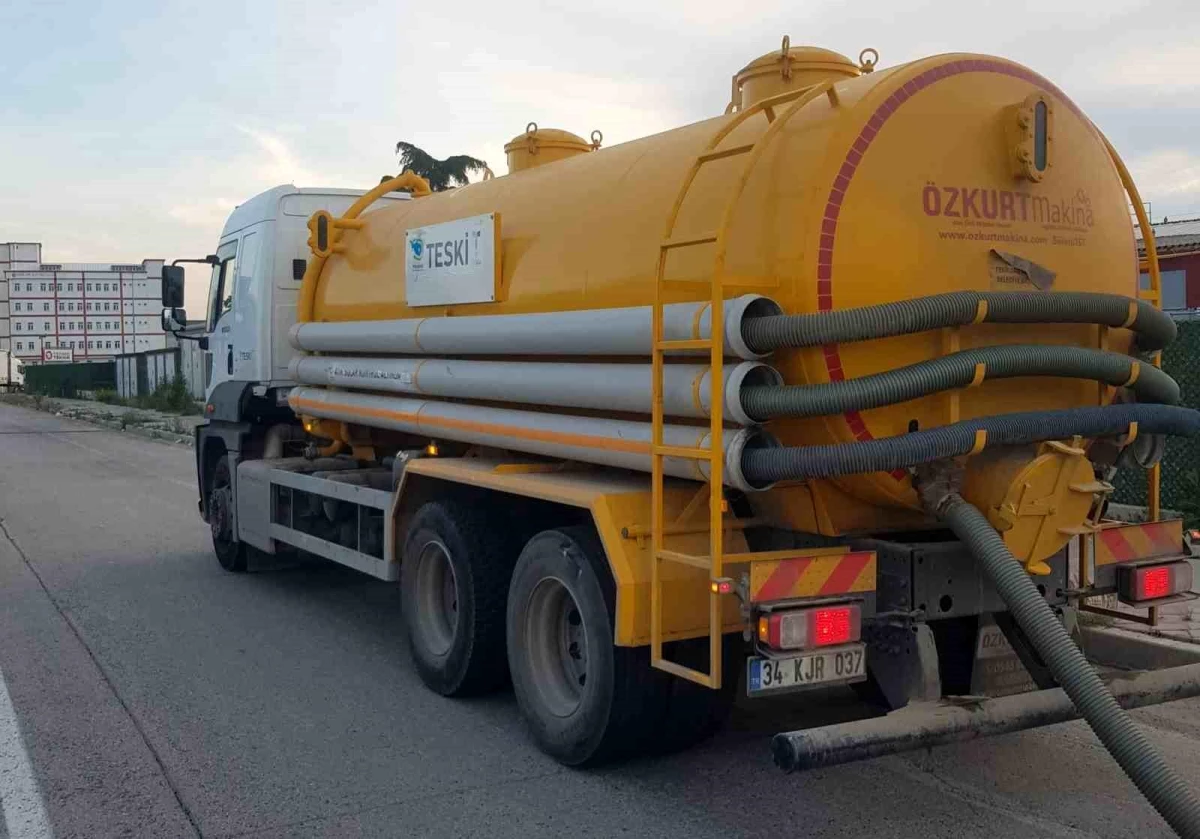 Tekirdağ Büyükşehir Belediyesi\'ne ait vidanjör, yağmur suyu hattına atık dökerken yakalandı