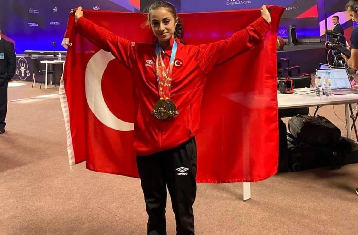 Cumayeri Belediyespor sporcusu Şevval İnce Dünya Halter Şampiyonasında gümüş madalya kazandı