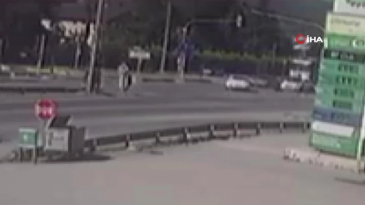 Yolun karşısına geçmek için koşan gence otomobil çarptı: Kaza anı kamerada