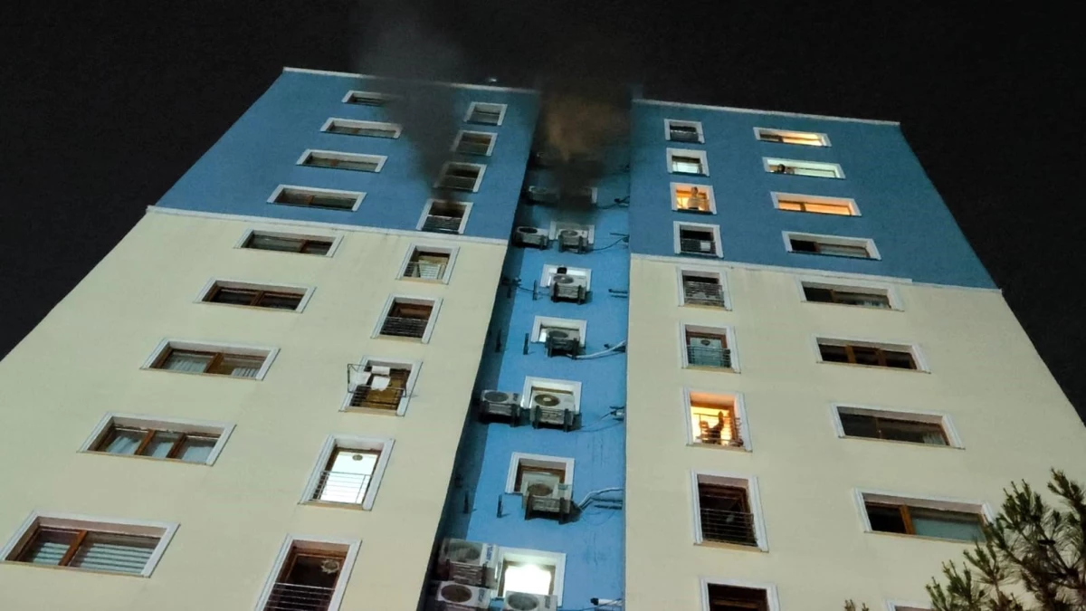 Zeytinburnu\'nda 10 katlı binada çıkan yangın paniğe yol açtı
