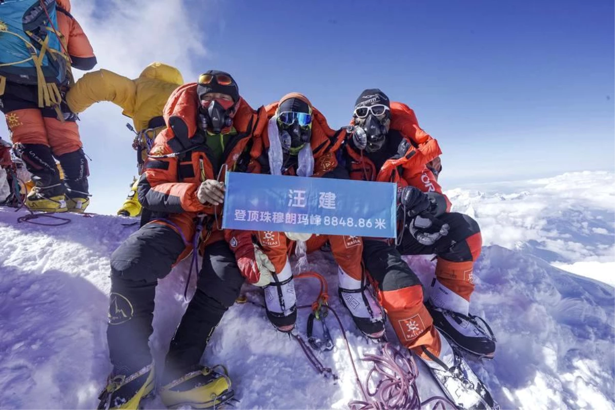 70 yaşındaki Çinli dağcı Everest Dağı\'nın zirvesine ulaştı