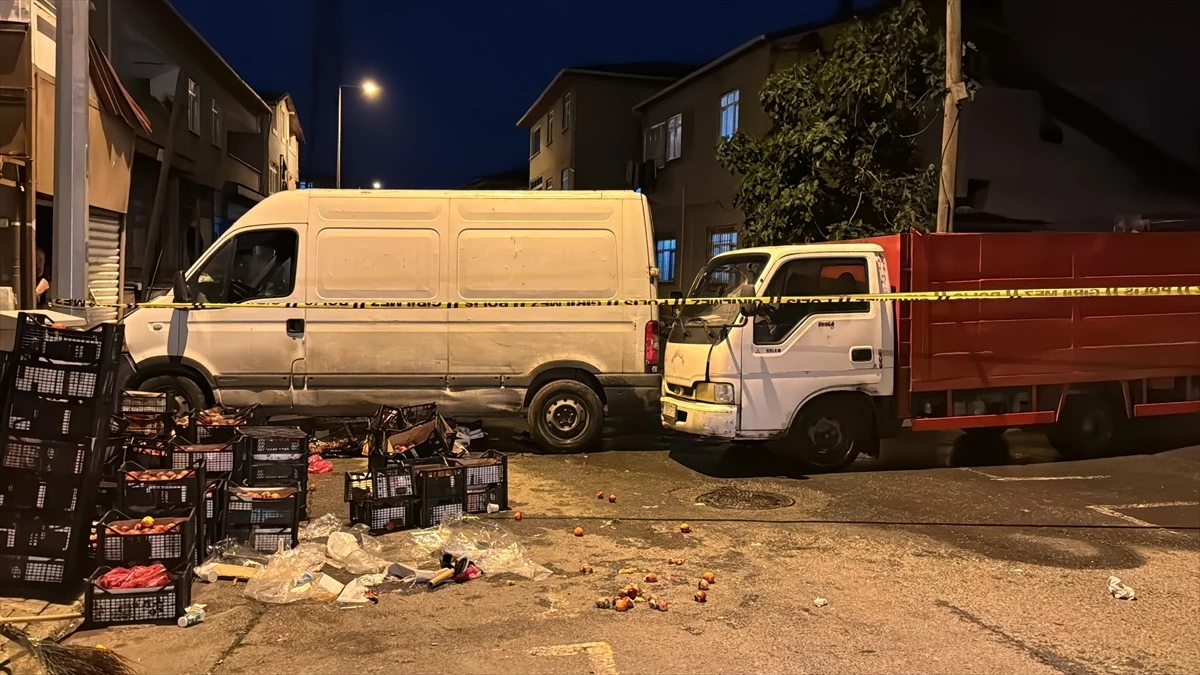 Ataşehir\'de çalınan kamyonetle kaza yapan şüphelilerden biri yakalandı