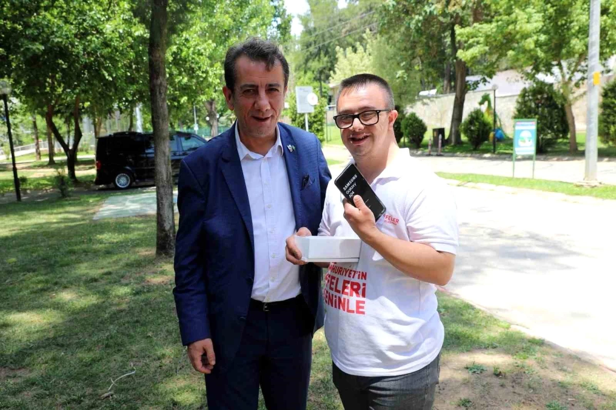 Efeler Belediye Başkanı Ozan Çobanoğlu\'na Cep Telefonu Hediye Etti